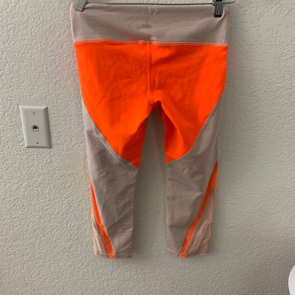 Alo Yoga Range Mesh Capri Leggings - Picture 7 of 9